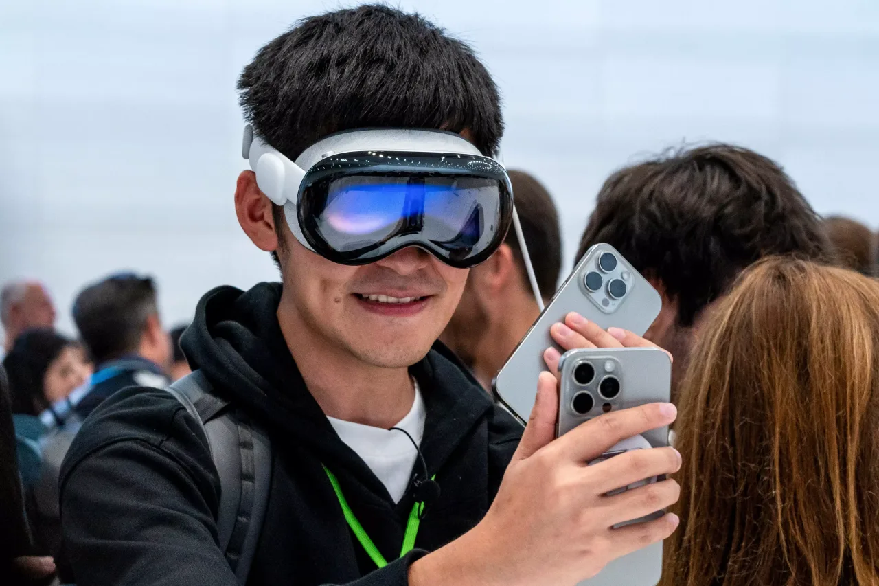Apple Cuts Jobs in Siri, Vision Pro Immersive Video and Gaming Teams