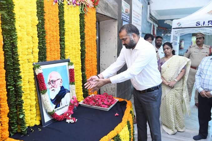 RAOU OFFERED FLORAL TRIBUTES TO SRI KALOJI