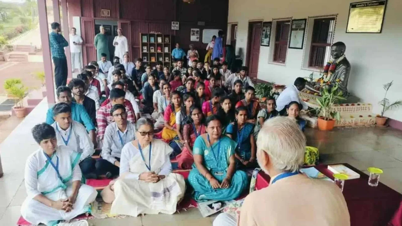 Abida Begum takes Gandhi’s ideals to students across Karnataka