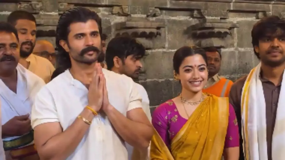 Vijay Deverakonda And Rashmika Mobbed By Fans In Tirumala