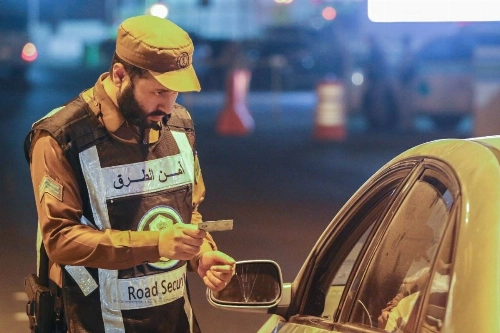 13,822 violators of residency, labor and border security laws arrested in a week RIYADH — Saudi security forces arrested a total of 13,822 illegal residents in a week. The arrests were made in joint inspections, carried out in cooperation with the re
