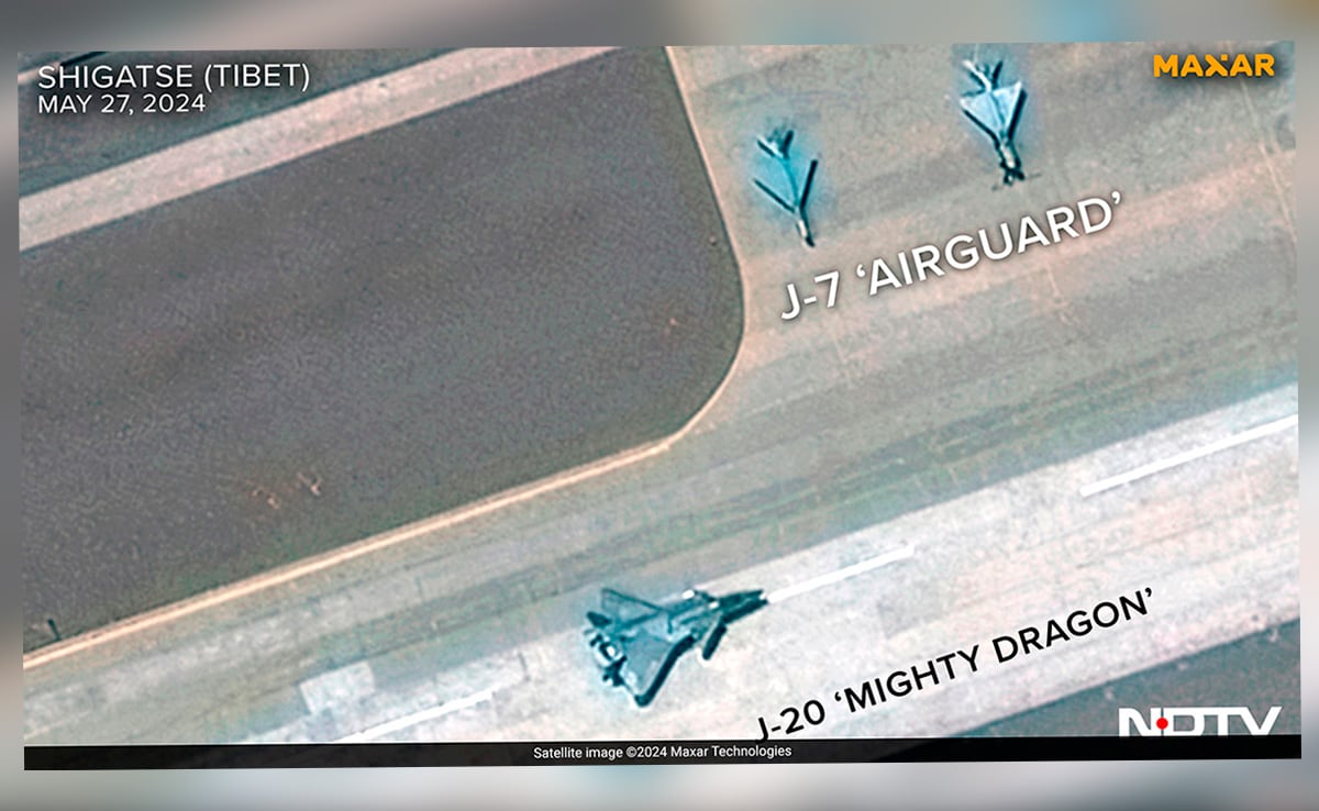 A J-20 stealth fighter moves past an obsolete J-7 jet, a Chinese variant of the Russian MiG-21. High-res here A J-20 stealth fighter moves past an obsolete J-7 jet, a Chinese variant of the Russian MiG-21. High-res here