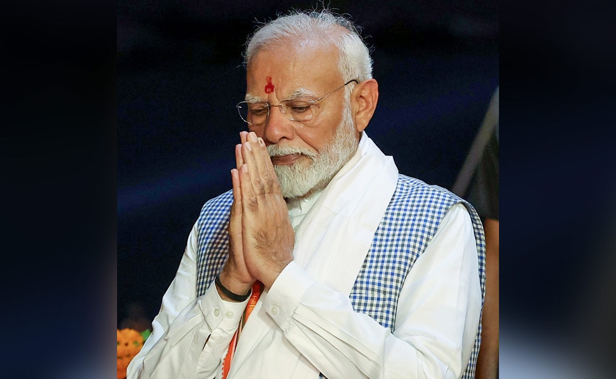 PM Modi offers prayers during Ganga aarti at Dashashwamedh Ghat (PTI) PM Modi offers prayers during Ganga aarti at Dashashwamedh Ghat (PTI)