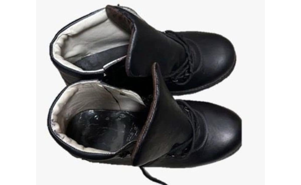 The energy is stored in a central device within the shoe sole The energy is stored in a central device within the shoe sole