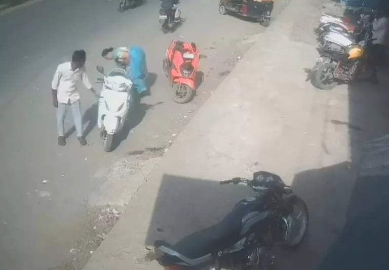 Pune Couple Stops To Eat Vada Pav, Thief Steals Jewellery Worth 5 Lakhs