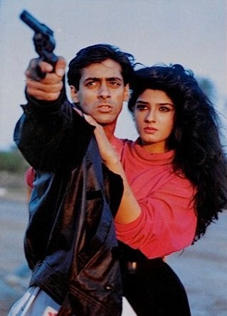 A film still of Patthar Ke Phool