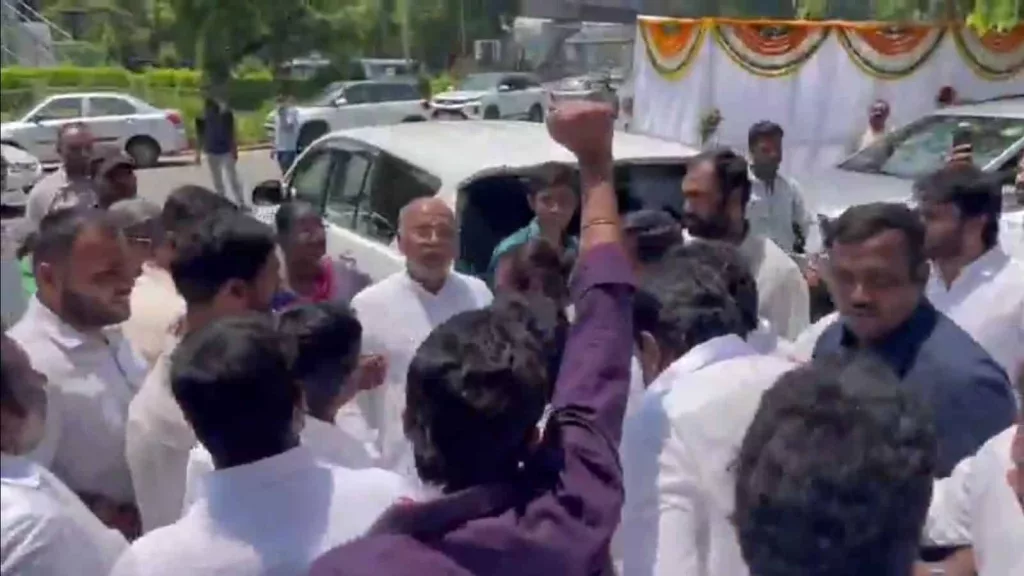 Congress, Jana Sena leaders clash in Gun Park during media interaction