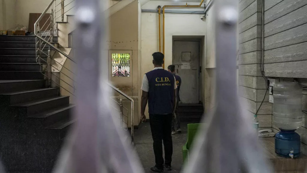 ‘Fake signature’ row: CID enters Mamata’s residence-cum-office