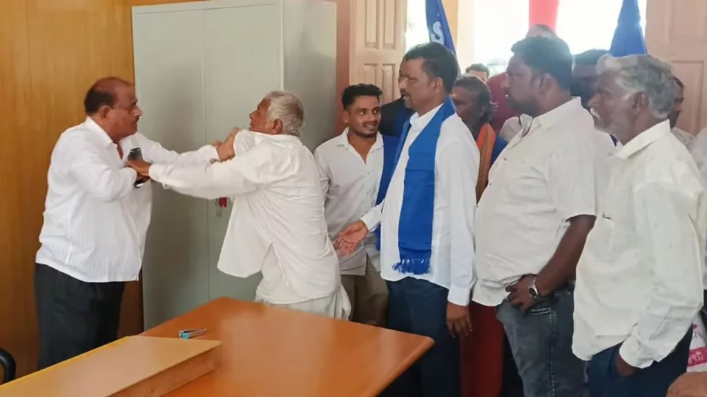 Farmer smacks govt officer with slipper over compensation delay